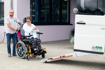 Verladung einer Rollstuhlfahrerin in einem PKW